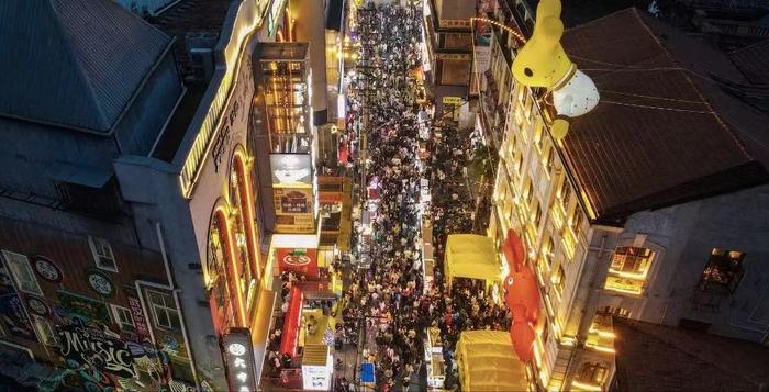 五一假期本地“吃喝玩乐”消费增长25%，上海、北京、深圳领衔十大热门城市