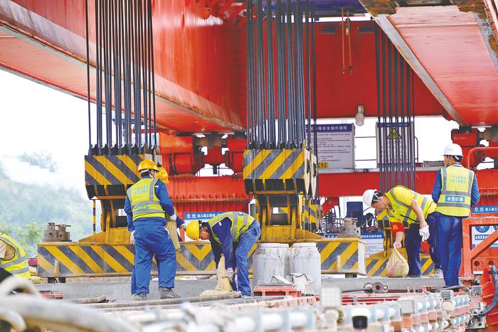 广西万名铁路建设者坚守岗位抢进度