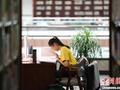宁夏银川：市民图书馆“充电”过别样假期