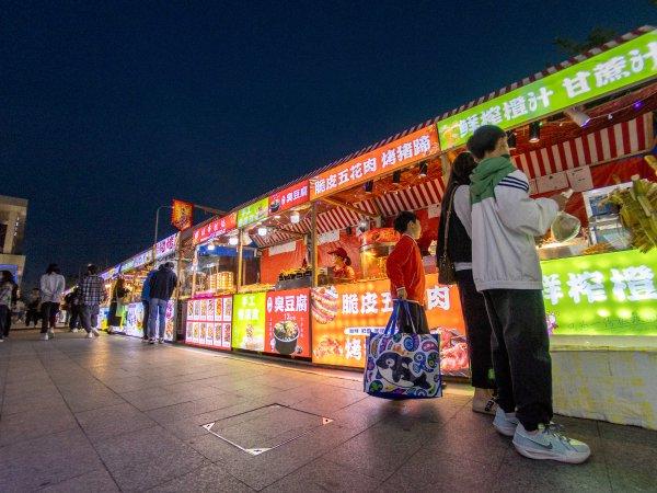 夜幕下的人间烟火气，因为有它……惠南镇东城社区第二届美食节夜市开幕