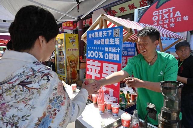 牟氏庄园景区出现暖心一幕：年轻小伙10000个苹果、5000杯苹果汁免费送游客