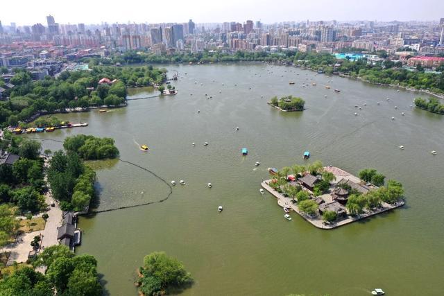 夏秋之交济南大明湖，湖水碧蓝树木葱绿仿佛画卷