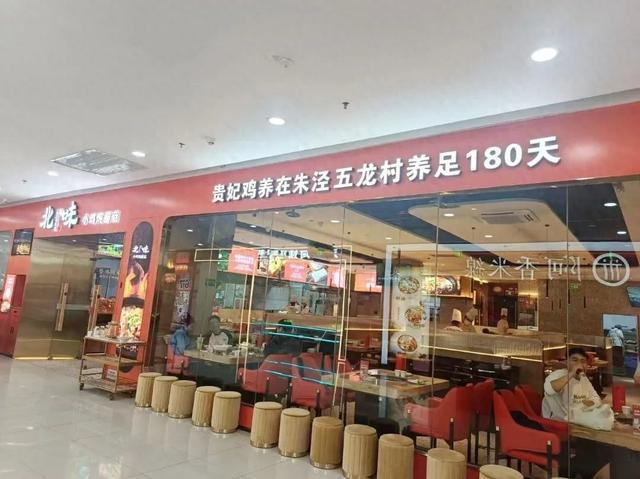 为金山万达、上海环球港的门店供货！金山这里养的“贵妃鸡”，好吃的秘诀在于……