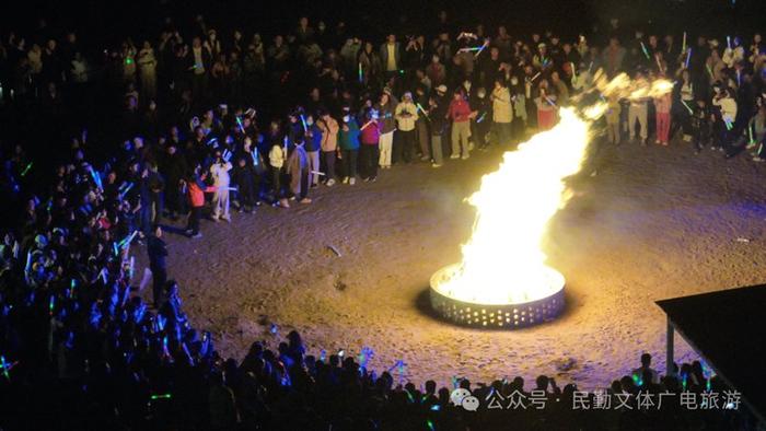 武威：沙漠星光音乐会燃爆五一假日