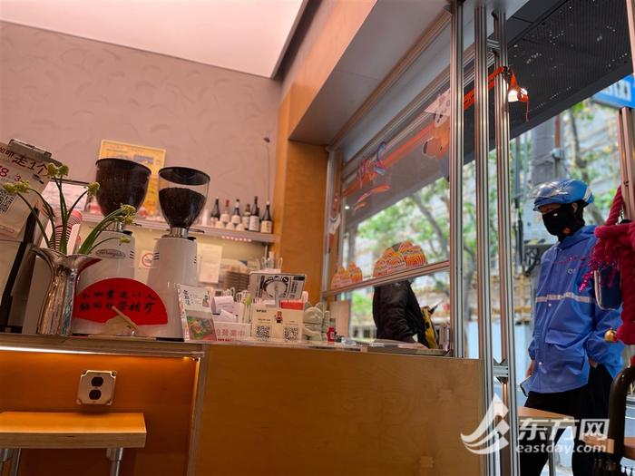 上海有家“被迫营业”咖啡店：早上7点开始“整活”，特调被外媒报道