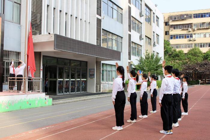 劳动最光荣，奋斗最幸福 惠济区艺术小学开展劳动主题升旗仪式