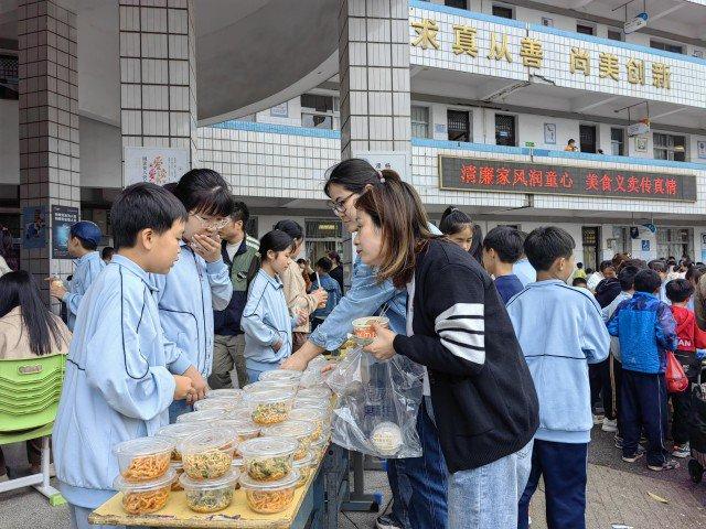 大桥学校：庆五一美食节义卖活动提高学生社会实践能力