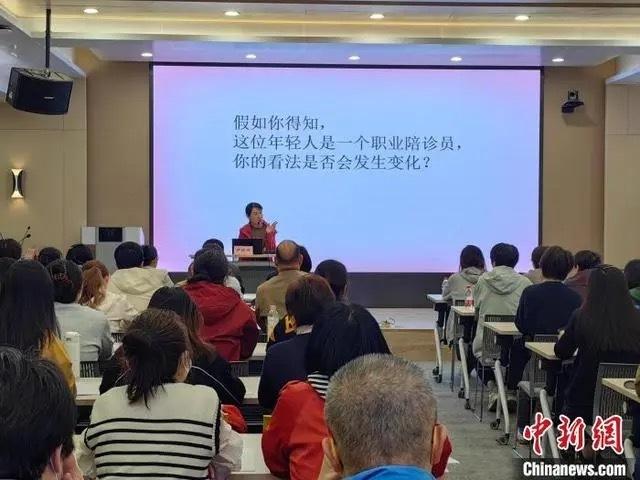 打工新鲜事儿 | 换个马甲就成了“黄牛”？陪诊师离正规军还有多远？