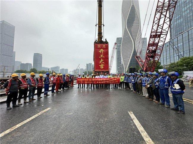 杭州地铁15号线6标项目盈丰路站首幅地连墙顺利施工