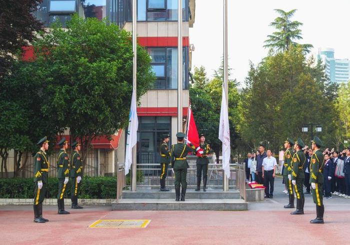 西安市育才中学举行五四青年节主题升旗仪式