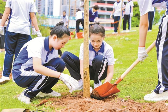 团市委举行“五四”青年节主题活动，用青春点燃理想之火