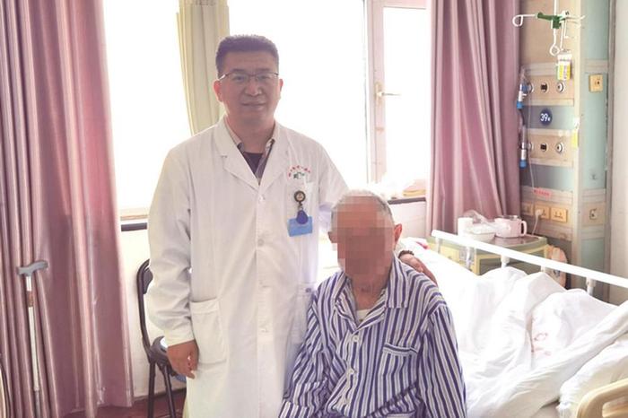 心血管内科一病区团队 为高龄老人完成心脏起搏器更换术