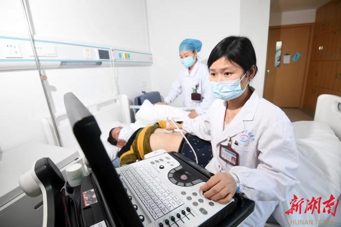 4月2日，浏阳市集里医院，医生给患者做康复治疗。