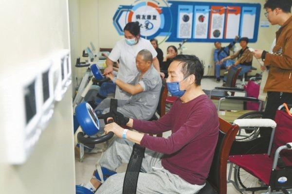 4月1日，浏阳市集里医院，患者在做康复训练。湖南日报全媒体记者 田超 摄
