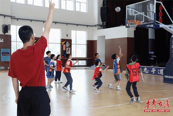 望城区“百校千班”校园班级篮球争霸赛在长郡月亮岛第三小学举行