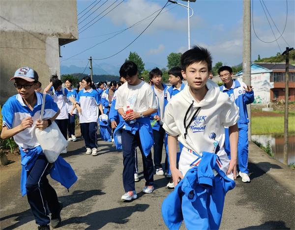 竹溪县蒋家堰镇中心学校开展“励志青春 放飞梦想”远足活动