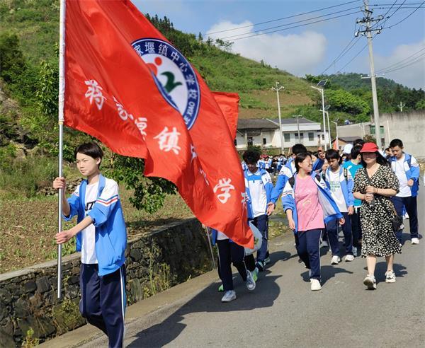 竹溪县蒋家堰镇中心学校开展“励志青春 放飞梦想”远足活动