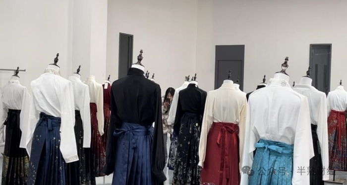 主播正在展厅中做马面裙直播。摄影/李莹