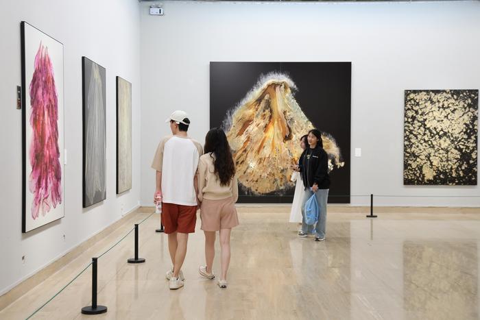 5月7日，观众在中国美术馆参观《国色·九歌——王昆峰影像艺术展》。中国日报记者 王敬 摄