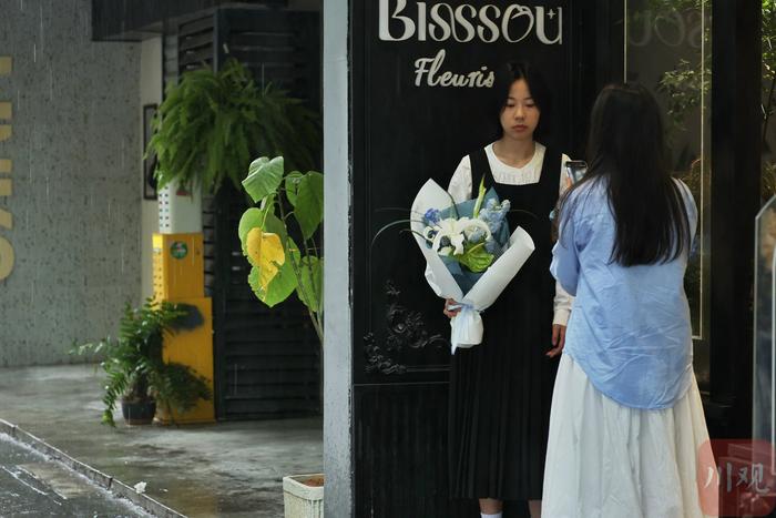 C视频丨雨中即景：成都开启“夏雨”模式 出门别忘记备把伞