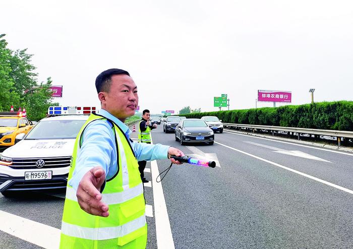 王磊： 日巡近百公里 确保高速安全畅通