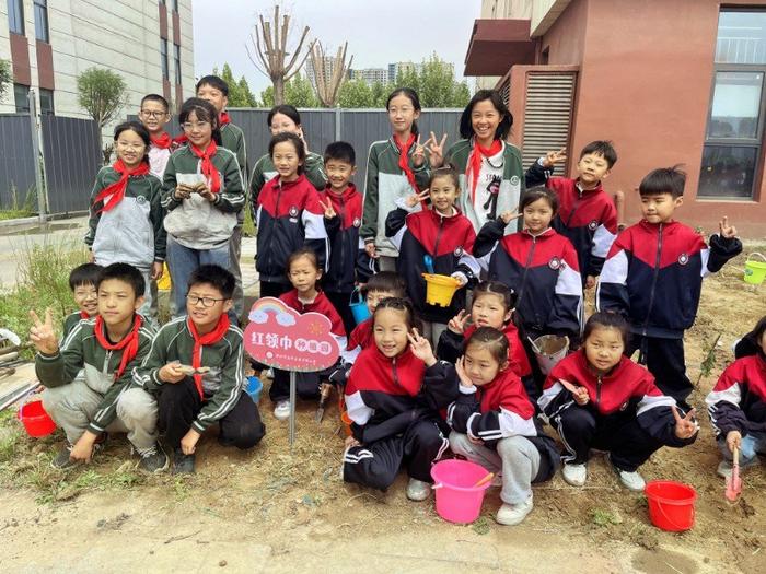 郑州市惠济区英才街小学举行红领巾种植园开耕仪式