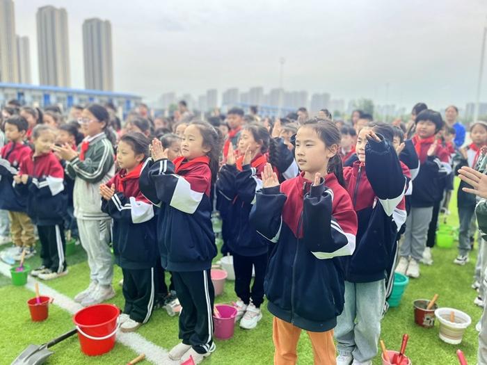 郑州市惠济区英才街小学举行红领巾种植园开耕仪式