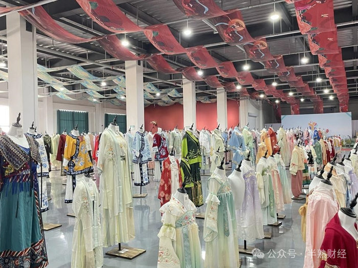 有爱云仓汉服展厅。摄影/李莹