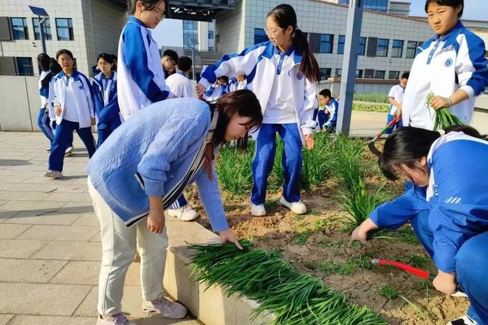 西安市航天城第二中学“飞天农场”春耕劳作忙