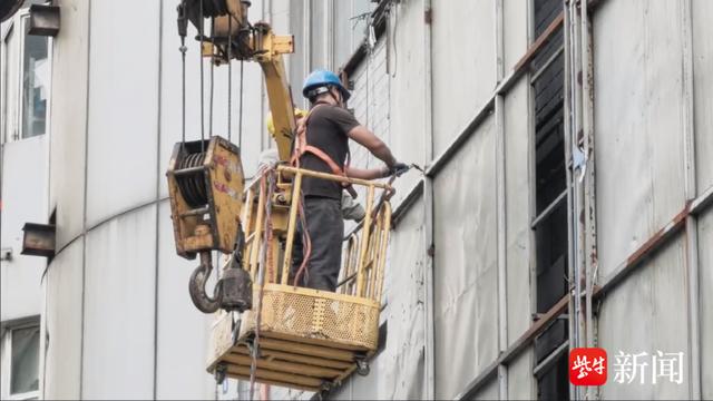 无锡梁溪城管拆除数百平米遮窗广告