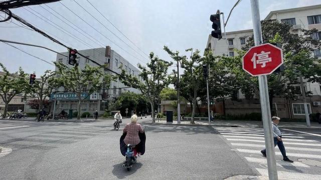 此处安装信号灯，居民过马路更有安全感