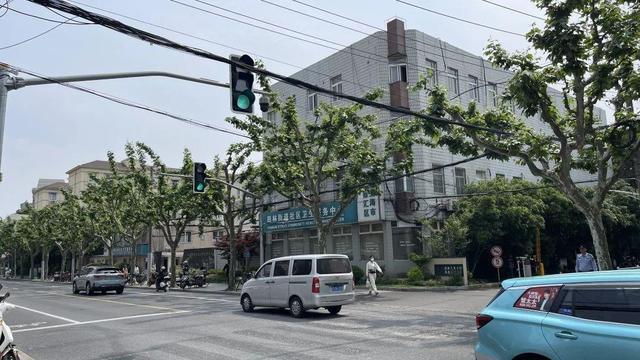 此处安装信号灯，居民过马路更有安全感