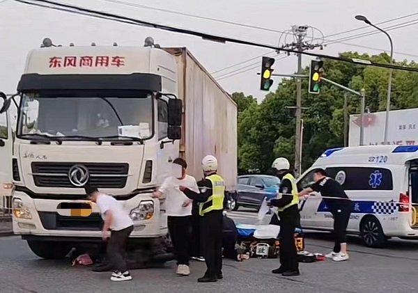 大型厢式货车撞上电动自行车 伤者送医救治