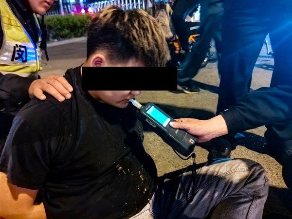 车子开得摇摇晃晃还撞了隔离栏！警民合力将男子抓获