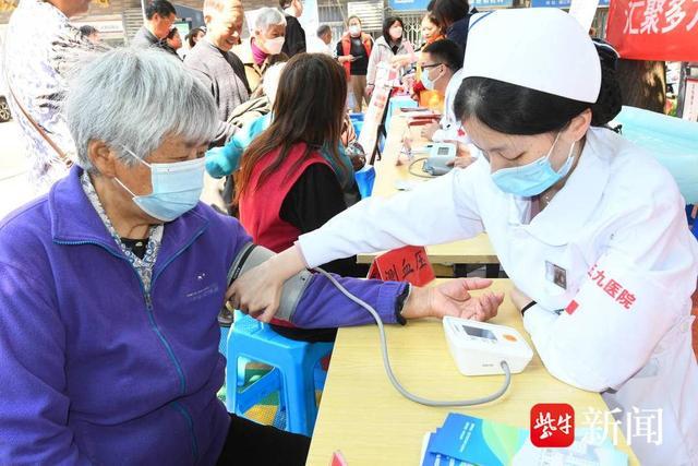 镇江三五九医院：“世界红十字日”义诊