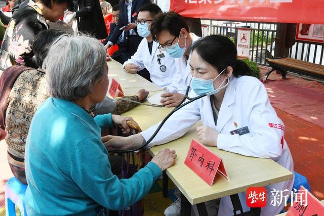 镇江三五九医院：“世界红十字日”义诊