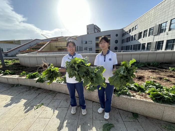 西安市航天城第二中学“飞天农场”春耕劳作忙