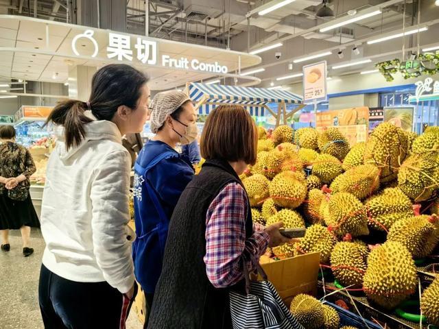 坐不住了！“水果之王”价格下降，市民抢购正当时