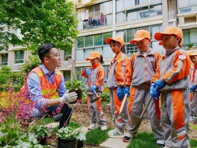 推窗见“花海”，这座小花园成为孩子们的第二课堂！