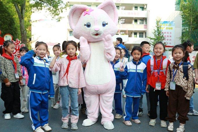 平江县新城学校：世界微笑日，收集最美笑脸