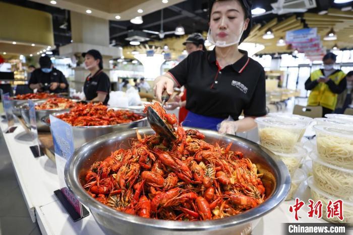 又是别人家的学校 南京一高校龙虾盛宴登场【组图】