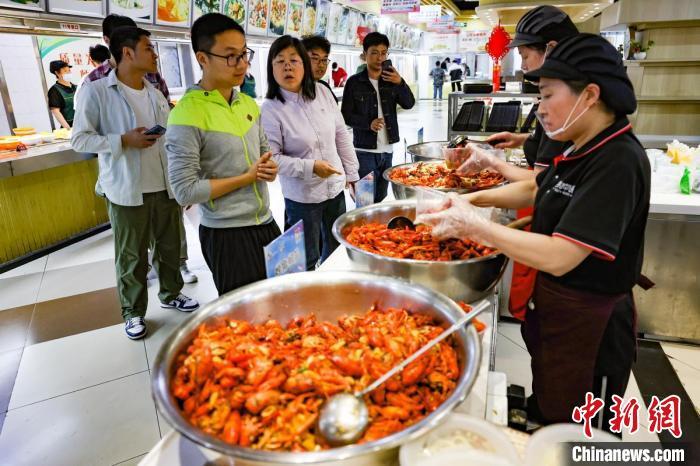 又是别人家的学校 南京一高校龙虾盛宴登场【组图】