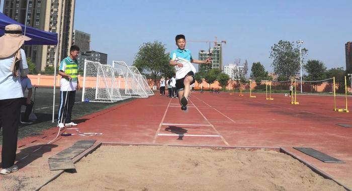 西安市经开第二中学第十六届春季田径运动会盛大开幕