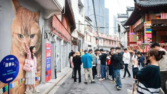 突然火了！上海市中心旧改街区爆改水泥墙，有的一子成了网红打卡地，有的办活动场场爆满