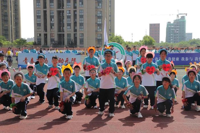 西安市经开第二中学第十六届春季田径运动会盛大开幕