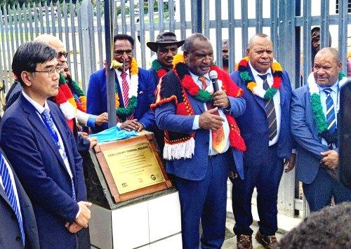 巴布亚新几内亚总理出席公司承建的门迪机场跑道及航站楼工程竣工投运仪式