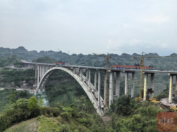 C视频｜同类型桥跨径全省第一！乐西高速重点控制性工程——苏坝特大桥双幅贯通