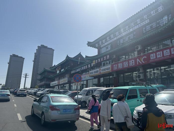 ▲延吉朝鲜族民俗园外,被旅拍店铺包围