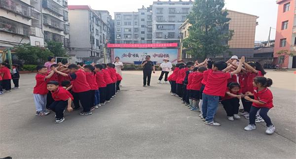 丹江口市六里坪镇大柳树小学举行春季趣味运动会