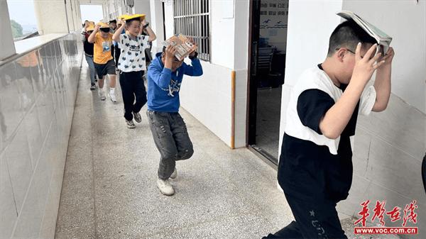 西洞庭管理区金凤完全小学开展防震减灾应急疏散演练